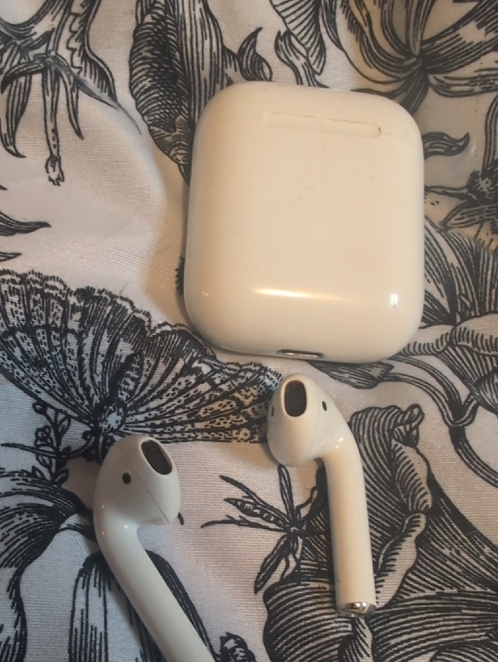 Apple White Airpods Second Generation Headphones With Charging Case - Picture 6 of 7